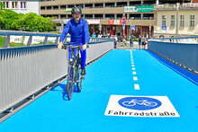Boris Palmer f&auml;hrt mit dem Fahrrad &uuml;ber die neue Radbr&uuml;cke Mitte