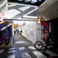 Bahnhof als Treffpunkt f&uuml;r junge Menschen. Bild: Anne Faden