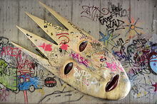 Wei&szlig;e Theatermaske mit Graffiti