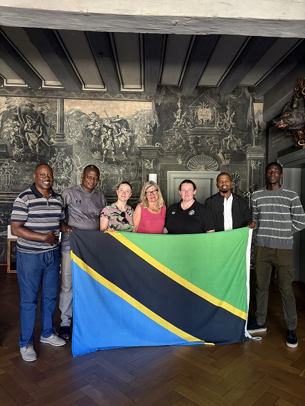 Volleyballer aus Moshi sind zum Empfang im Rathaus
