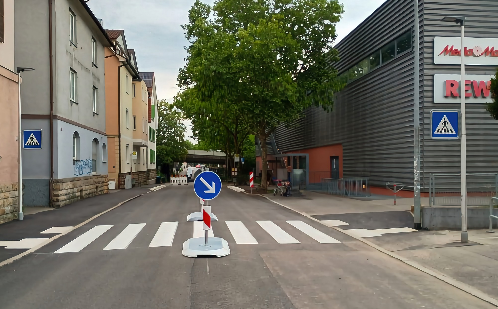 Barrierefrei ausgebauter Fußgängerüberweg im Schleifmühleweg