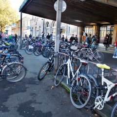 Fahrr&auml;der im Zugangsbereich des Bahnhofs. Bild: Anne Faden