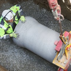 Nicht nur die Versorgungsleitungen, sondern auch der Kanal m&uuml;ssen verlegt werden. Bild: Anne Faden