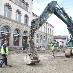 Die Leitungsverlegung vor dem Hauptbahnhof hatte die zwischenzeitliche Schlie&szlig;ung des Haupteingangs zur Folge. Bild: Anne Faden