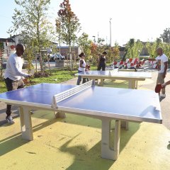 Tischtennisplatten laden zum Spiel ein, wo fr&uuml;her die Busse abfuhren. Bild: Anne Faden