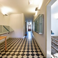 Blick zur Eingangst&uuml;r des Museums im H&ouml;lderlinturm. Bild: Gudrun de Maddalena