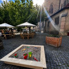 Hinter der Kirche; Bild: WIT