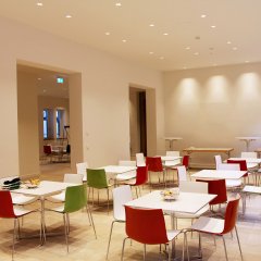 Die Cafeteria im T&uuml;binger Rathaus nach der Sanierung. Bild: Universit&auml;tsstadt T&uuml;bingen.