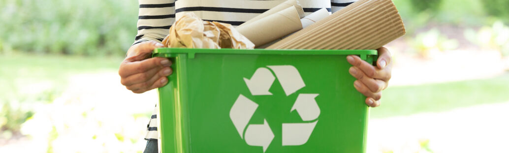 gr&uuml;ne Tonne mit wei&szlig;em Recycling-Symbol