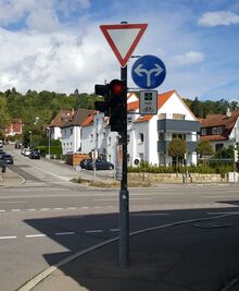 Verkehrsschild mit Gr&uuml;npfeil f&uuml;r den Radverkehr
