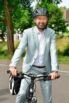 Oberb&uuml;rgermeister Boris Palmer auf dem Fahrrad