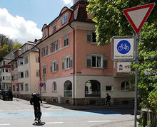 Blaue Fahrradstra&szlig;e entlang des Schleifmuehlenwegs.