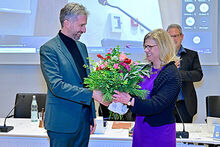 OB Boris Palmer gratuliert Dr. Gudrun de Maddalena zur Wahl und &uuml;berreicht ihr einen Blumenstrau&szlig;