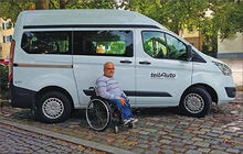 Rolli-Bus transportiert Fahrg&auml;ste im Rollstuhl