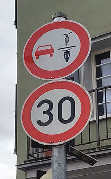 Verkehrsschild zu &Uuml;berholverbot von einspurigen Fahrzeugen