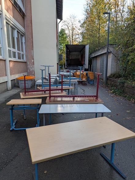 Ein LKW wird mit Schulm&ouml;beln beladen