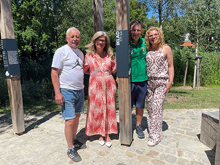 Iklads Bürgermeister József Ungi, Bürgermeisterin Dr. Gundula Schäfer-Vogel, Jörg Stickel vom Ortschaftsrat Unterjesingen und Mónika Galbavi, Präsidentin des Deutschen Nationalitäten Verein in Iklad (v.l.n.r.).
