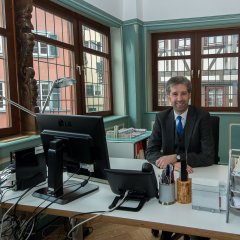 Oberb&uuml;rgermeister Boris Palmer in seinem Dienstzimmer im sanierten Rathaus. Bild: Daniel Maurer