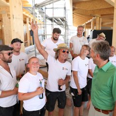 Fachgespr&auml;ch unter Holz-ExpertenInnen. Bild: Anne Faden