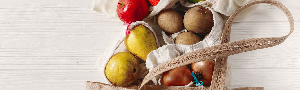 brauner Jutebeutel, der mit verschiedenem Obst und Gem&uuml;se gef&uuml;llt ist