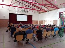 B&uuml;rgerinnen und B&uuml;rger sitzen im Rahmen der Aufktaveranstaltung Haus.Energie.Zukunft in der Rammerthalle in Weilheim