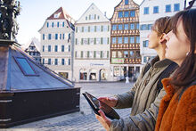 Zwei Personen mit iPad auf dem Tübinger Marktplatz