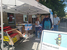 Mitarbeitende der Universit&auml;tsstadt T&uuml;bingen sowie ein interessierter Besucher am Stand in der Karlstra&szlig;e