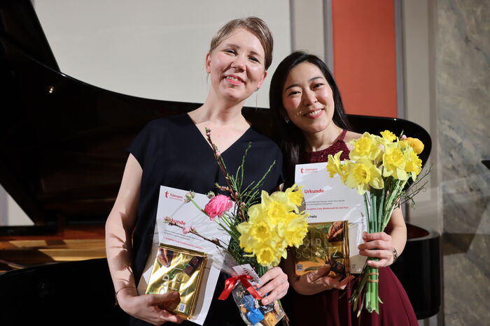 Anu Rautakoski (Klavier) und Maine Takeda (Sopran) bei der Preisverleihung. Bild: Holger Edmaier