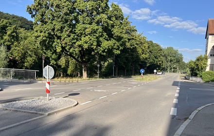 Fahrbahnmarkierungen f&uuml;r den Radverkehr in der N&uuml;rtinger Stra&szlig;e 