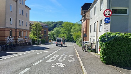 Radspur mit Freigabe f&uuml;r Busse in der Sigwartstra&szlig;e in T&uuml;bingen