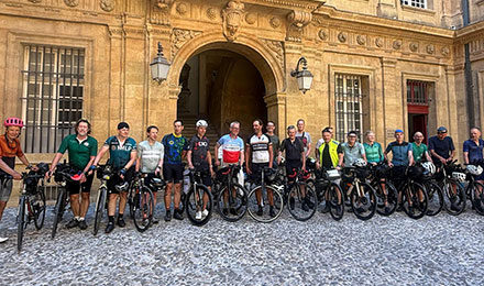 Radlerinnen und Radler aus Tübingen vor dem Rathaus in Aix-en-Provence