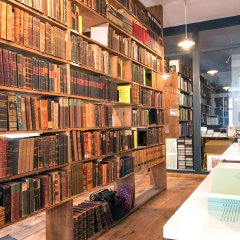 In das &uuml;ber 150 Jahre alte B&uuml;cherregal sortierte schon der junge Hesse B&uuml;cher ein. Bild: Space4