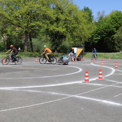 Bild: Universit&auml;tsstadt T&uuml;bingen

Testfahrt auf einem aufgemalten Kreisverkehr f&uuml;r Radfahrer.