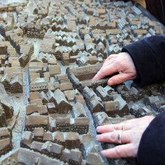 In dem Modell des K&uuml;nstlers Felix Broerken l&auml;sst sich jedes Haus in der Altstadt ertasten. Bild: Universit&auml;tsstadt T&uuml;bingen