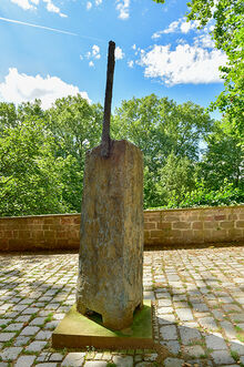 Skulptur "F&uuml;r Lotte" (Stein mit Inschrift)