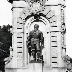 Denkmal des Grafen Eberhard im Bart, 
Entwurf von Adolf Fremd, Foto aus den 1930er-Jahren. Bild: Stadtarchiv T&uuml;bingen.