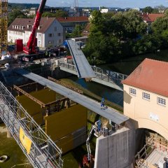 Radbr&uuml;cke Ost-Einhebung der Br&uuml;ckenteile
Bild: Ulrich Metz