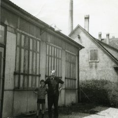 Rinus Nuijten und sein Vater Baptist Johannes Nuijten (geb. 1924) aus den Niederlanden, vermutlich im Juli 1968,
neben dem Geb&auml;ude auf dem Gel&auml;nde des fr&uuml;heren Gaswerks im Eisenhut, wo Baptist Nuijten von 1943 bis 1945 untergebracht war. Baptist Nuijten war w&auml;hrend des Zweiten Weltkriegs zur Zwangsarbeit als Schlosser im Gaswerk verpflichtet.

Scan nach Vorlage aus dem Privatbesitz,
am 31. 5. 2022 leihweise zum Scannen erhalten