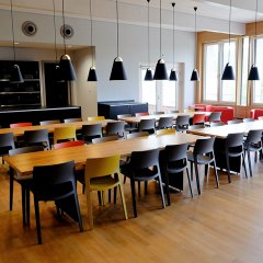 In der neuen Cafeteria k&ouml;nnen die Mitarbeiterinnen und Mitarbeiter des Baudezernats ihre Mittagspause verbringen.

Bild: Universit&auml;tsstadt T&uuml;bingen