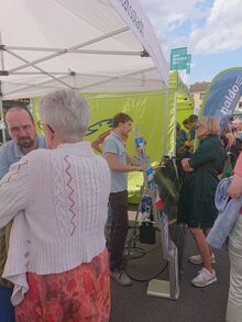 Mitarbeiter der Stabsstelle Umwelt- und Klimaschutz beraten beim Familienfest &bdquo;Rock den ZOB&ldquo; rund um die Er&ouml;ffnung des Zentralen Omnibusbahnhof (ZOB).