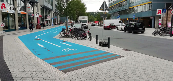 Es ist die umgebaute Europastra&szlig;e mit dem Blauen Band f&uuml;r Radfahrende zu sehen