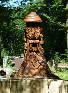 Das Waldvogelhaus in der Gemeinschaftsgrabst&auml;tte &bdquo;Buchengrund&ldquo; auf dem Bergfriedhof