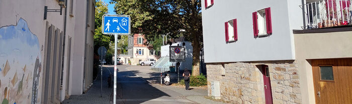 Stra&szlig;e mit Schild Verkehrsberuhigter Bereich