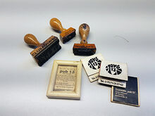 Stempel und Streichholzbriefchen des &bdquo;Pub 13&ldquo; in T&uuml;bingen
