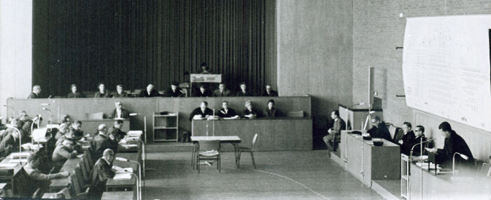 Blick in den Gerichtssaal des Haus Gallus w&auml;hrend der Verhandlung des ersten Frankfurter Auschwitz-Prozesses, 1964/65 