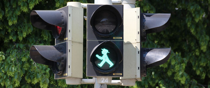 Ampel mit gr&uuml;nem Fu&szlig;g&auml;ngersymbol