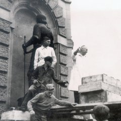 Eberhardsdenkmal beim Abtransport zum 
Einschmelzen als &bdquo;Metallspende&ldquo; f&uuml;r die
R&uuml;stung im Zweiten Weltkrieg, Juli 1942; 
r&uuml;ckseitiger Text: &bdquo;der beleidigte Graf Eberhard&ldquo;. Bild: Stadtarchiv T&uuml;bingen.
