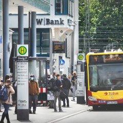 Im M&auml;rz 2020 sind die Bussteige E und F umgezogen. Sie befinden sich jetzt bis zum Abschluss der Umbauma&szlig;nahmen vor dem Marktladen und der Sparda Bank. Bild: Anne Faden
