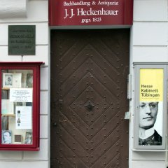 Beherbergt ist das Hesse-Kabinett im Antiquariat Heckenhauer am Holzmarkt. Das Geb&auml;ude ist mittlerweile 500 Jahre alt und ein eingetragenes Kulturdenkmal. Bild: Space4