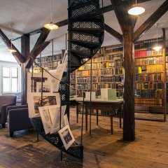 Das Hesse-Kabinett mit historischer Wendeltreppe und dem &uuml;ber 150 Jahre altem B&uuml;cherregal. Bild: Space4